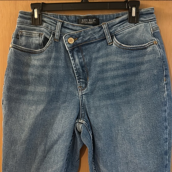 Judy Blue Women’s Relaxed Fit Crossover Stretch Jeans Medium Wash Size 29 (9) - Picture 2 of 10